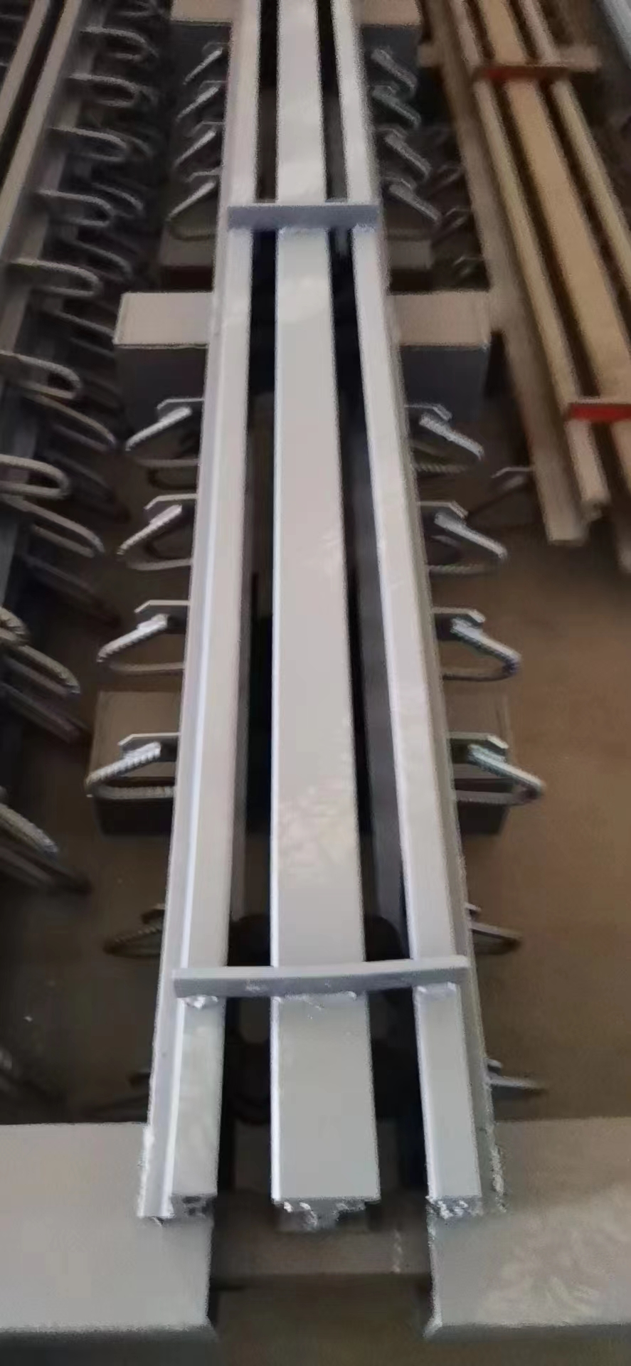 浅埋式整体型桥梁伸缩缝