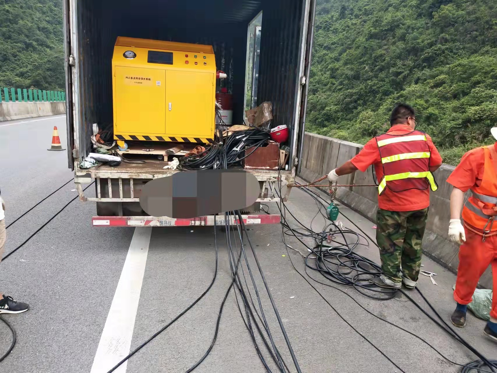 梁底粘贴钢板加固施工