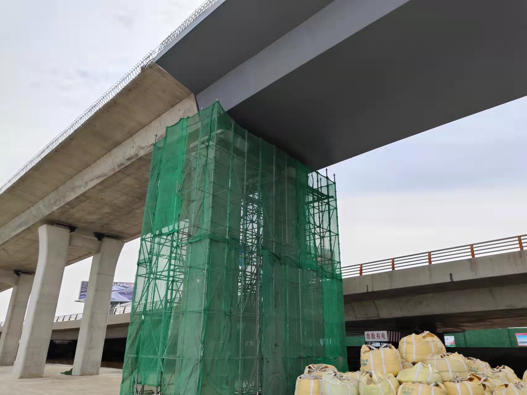 桥梁同步顶升施工